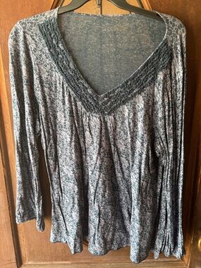 Calvin Klein v decorated neckline long sleeve gray & green top